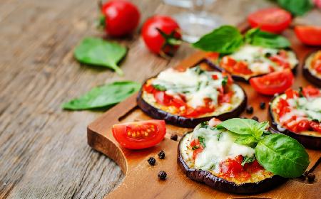 Mini pizze z bakłażana: przekąska na imprezę