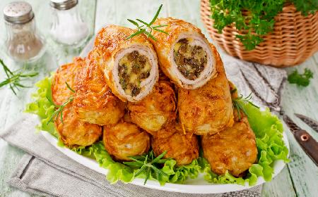 Rolady indycze w ziemniaczanej panierce nadziewane grzybami i serem