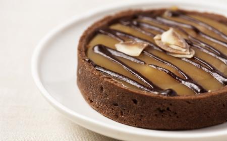 Tarta karmelowa z bezą: przepis na pyszne ciasto