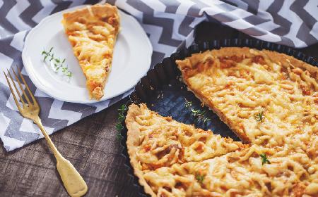 Tarta hamburgerowa: przepis na kruchy placek z mielonym mięsem