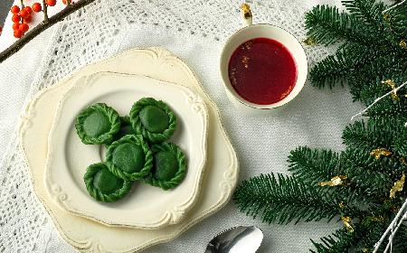 Zielone pierożki do barszczu czerwonego: bajeczny przepis na świąteczną magię