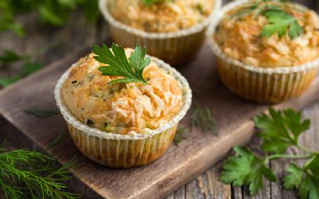 Muffinki drożdzowe z kapustą i suszonymi grzybami