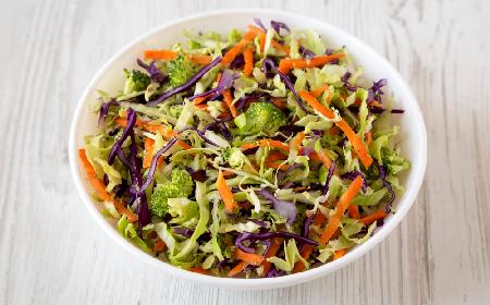 Brokułowy coleslaw: chrupka surówka kapuściana z brokułami