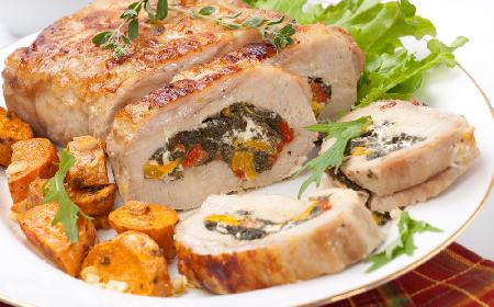 Pieczony schab nadziewany serem feta ze szpinakiem i papryką: kolorowa pieczeń ze schabu