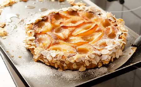 Przepyszna włoska tarta z ciasta francuskiego z gruszkami i ciasteczkami amaretto - zrobisz ją łatwiej niż myślisz!