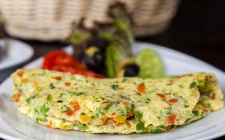 Przepyszny omlet ze świeżą papryką - idealny na śniadanie z przyjaciółmi