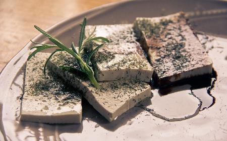 Co to jest tofu? Przepis na domowy ser sojowy