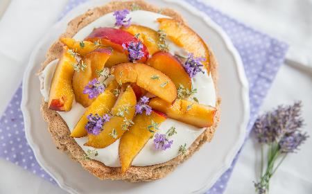 Letnia Pavlova z brzoskwiniami