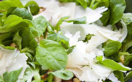 Pieczona brukselka z roszponką, orzechami laskowymi i tartym parmezanem