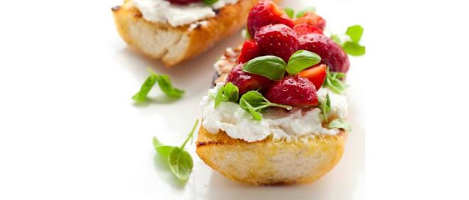 Bagietka z truskawkami, prosciutto i rukolą - pomysł na śniadanie