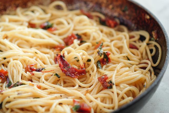 Spaghetti z suszonymi pomidorami i tuńczykiem