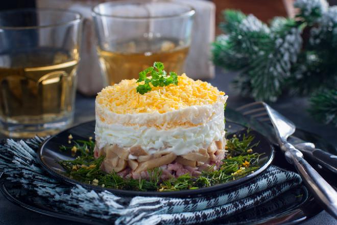 Sałatka z pieczarek i jajek z chili - niby zwyczajna, a z temperamentem