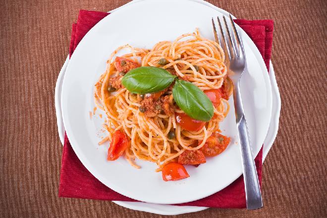 Oszczędne spaghetti z wędzonymi szprotkami