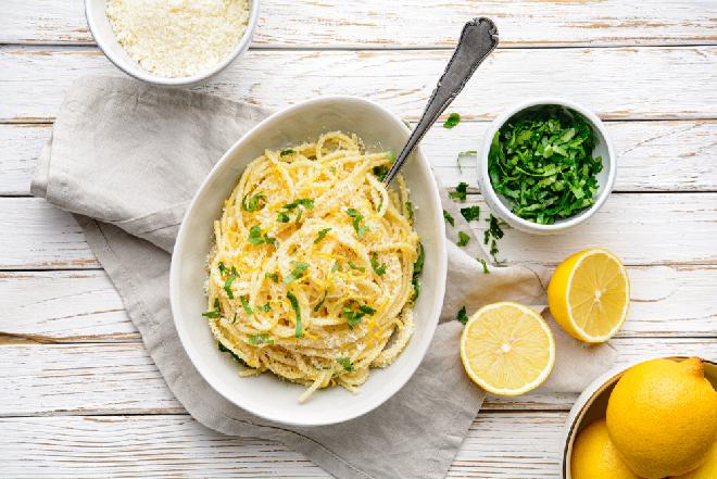 Pasta al limone - nęcący makaron z sokiem cytrynowym i serem gotowy w 10 minut