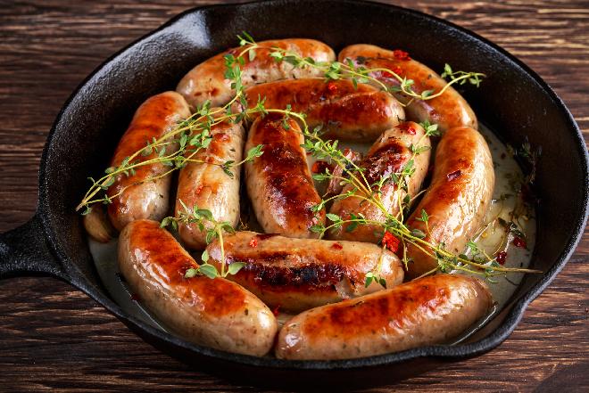 Biała kiełbasa pieczona: jak upiec białą kiełbasę?